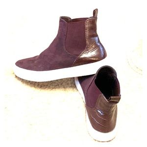 Burgundy fashion sneaker